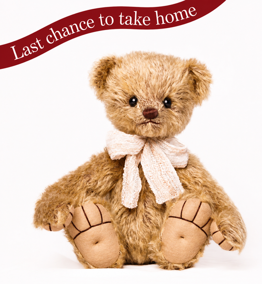 Teddy Janne aus honigfarbenem Mohair mit heller Schleife, voll beweglicher limitierter Sammler-Teddybär von Clemens Bears