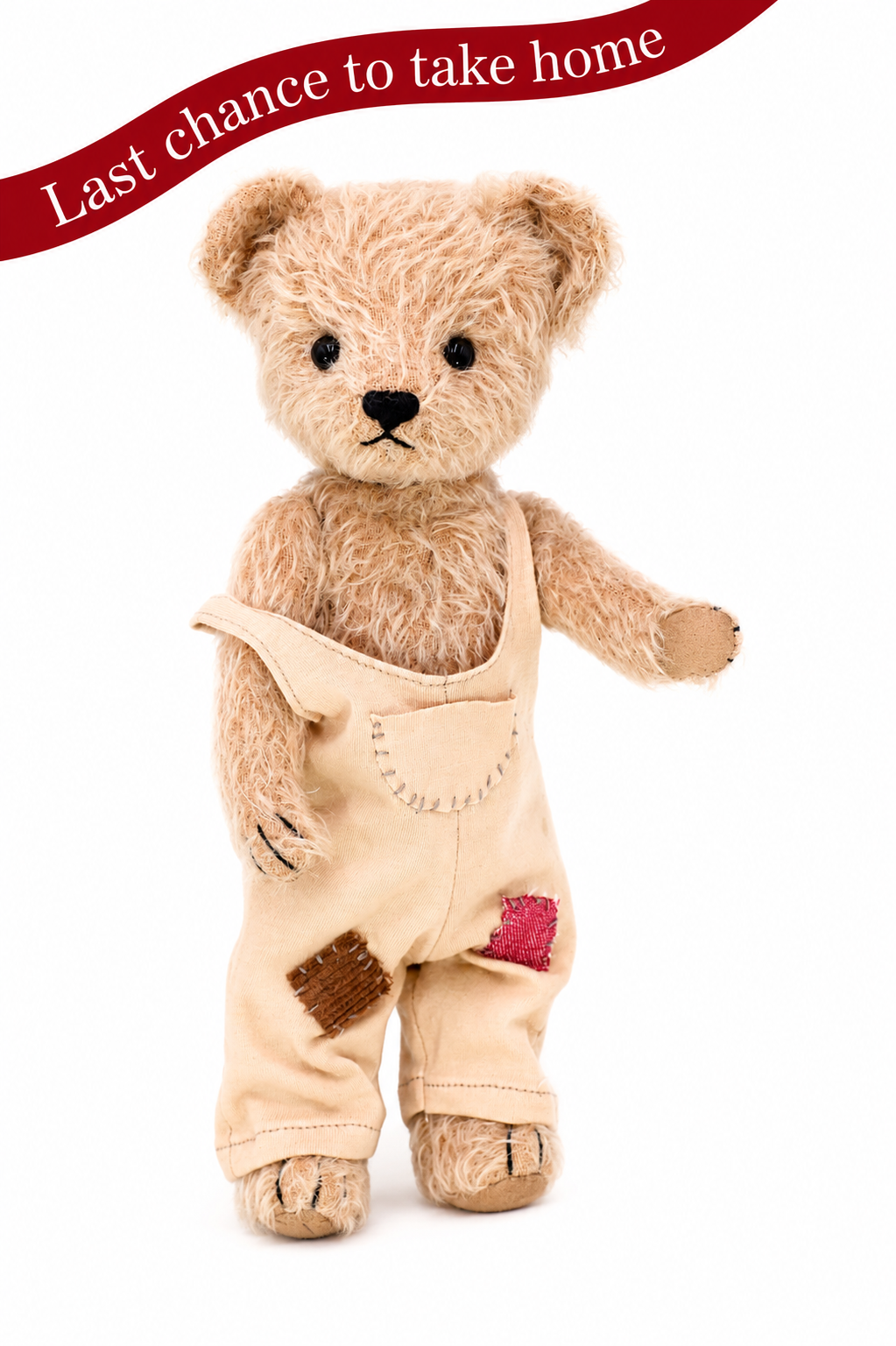 Teddy Ando aus hellbeigem Mohair mit Latzhose und Flicken, 27 cm großer limitierter Sammlerbär von Clemens Bears